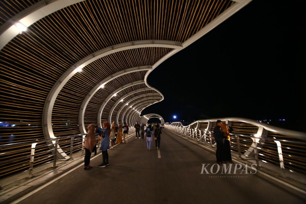 Arsitektur jembatan di Marina Boom Banyuwangi di Jawa Timur menyambut penonton yang hadir dalam Banyuwangi Beach Jazz Festival 2019, Jumat (9/8/2019).