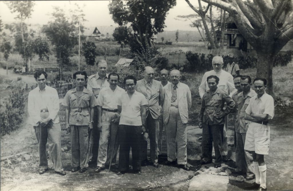 Delegasi Indonesia dan Belanda berfoto bersama di sela-sela Perundingan Linggarjati tahun 1946.