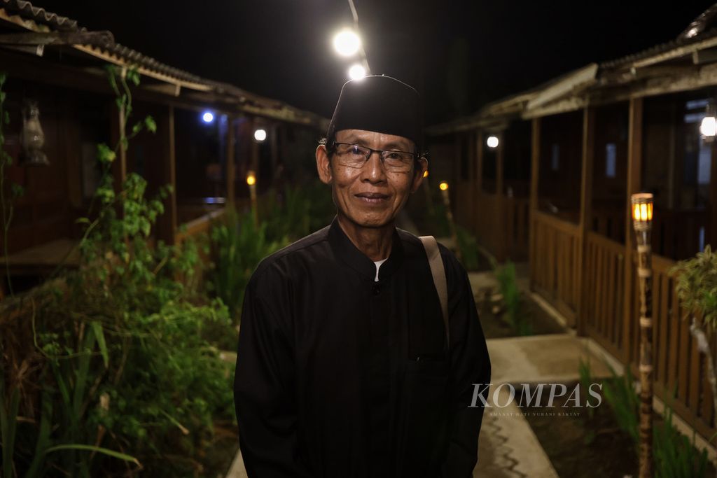 Ketua Lembaga Adat Osing Kemiren Suhaimi (64) berpose di Desa Kemiren, Kabupaten Banyuwangi, Jawa Timur, Jumat (17/11/2023). 