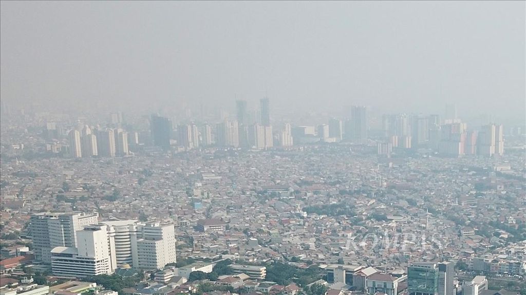 Lanskap kota Jakarta yang diselimuti asap polusi udara, Juli 2019. 
