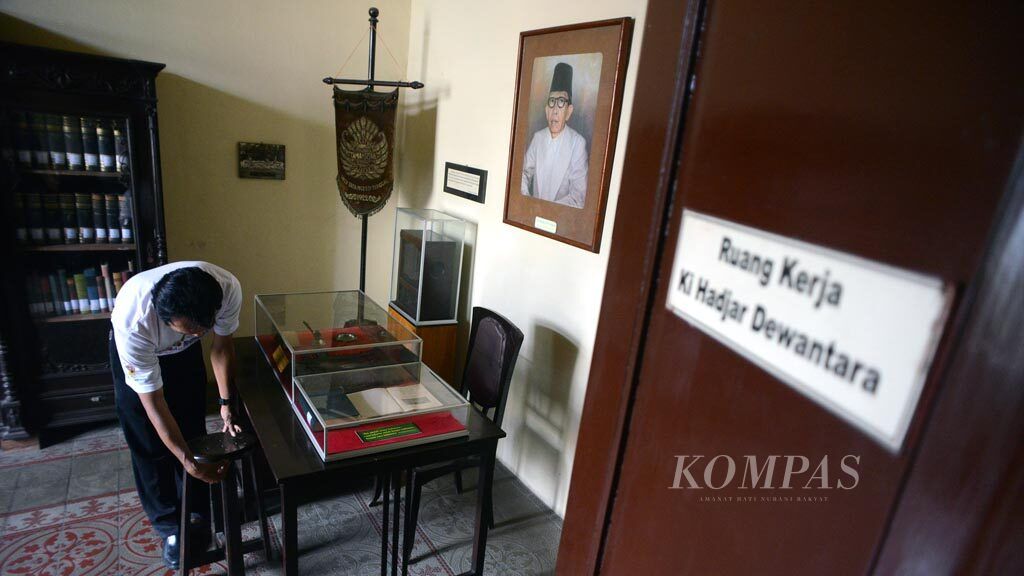 Petugas merapikan ruang kerja Ki Hadjar Dewantara yang kini digunakan sebagai Museum Dewantara Kirti Griya di Jalan Taman Siswa, Yogyakarta, Sabtu (2/5/2015).