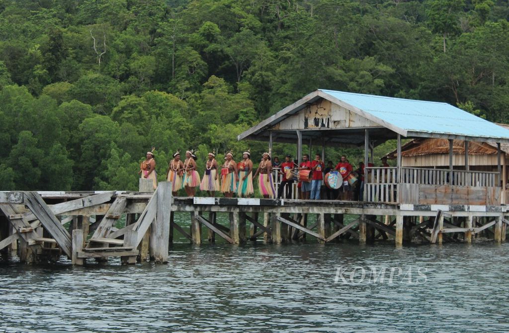 Mama-mama atau ibu-ibu di Kampung Kapatcol, Misool Barat, Kabupaten Raja Ampat, Papua Barat Daya, menari menyambut tamu, Sabtu (23/3/2024) sore. Sejak 2011, mama-mama di kampung itu mengelola sasi yang mendukung pemanfaatan laut berkelanjutan.