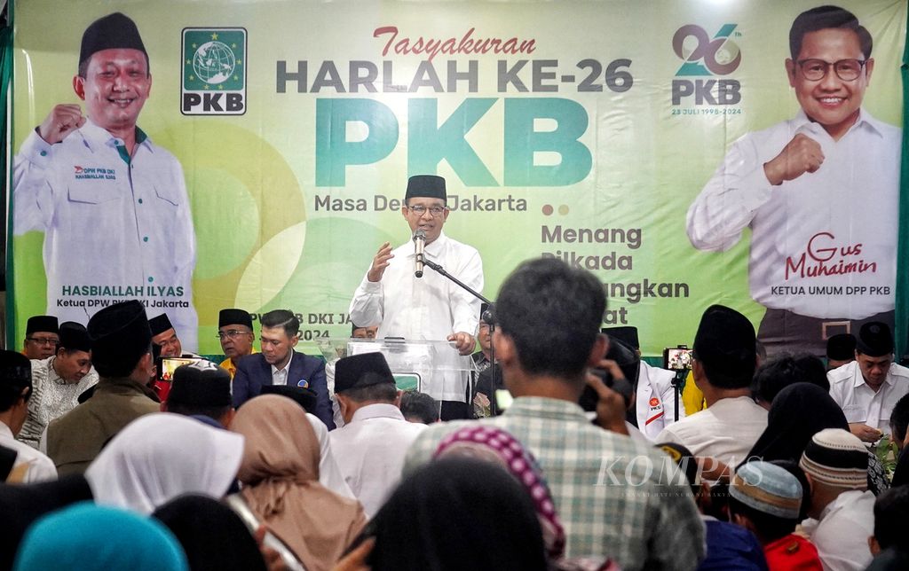 Mantan Gubernur DKI Jakarta Anies Baswedan menyampaikan pidato sambutannya dalam acara Tasyakuran Hari Lahir ke-26 Partai Kebangkitan Bangsa (PKB) yang digelar DPW PKB DKI Jakarta di Halaman Kantor DPW PKB DKI Jakarta, Pulo Gadung, Jakarta Timur, Minggu (21/7/2024). 