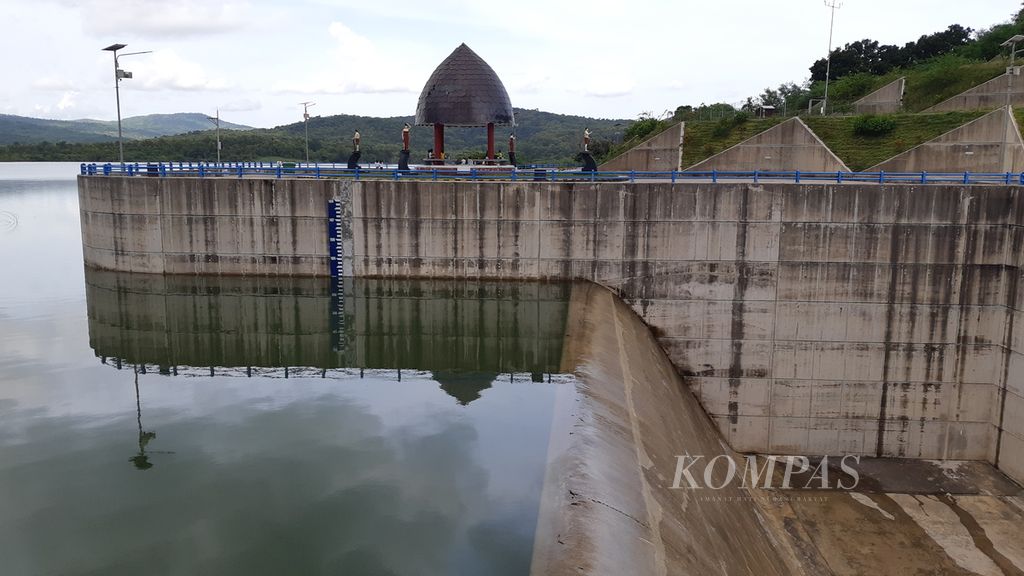 Air di Bendungan Raknamo, Kabupaten Kupang, Nusa Tenggara Timur, melimpah, seperti pada Minggu (6/3/2022). Volume maksimum air di bendungan itu mencapai 14,09 juta meter kubik.