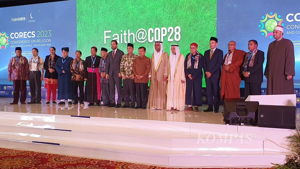 Para tokoh agama dan tokoh dan informal berfoto bersama dalam Konferensi Agama dan Perubahan Iklim Asia Tenggara atau CORECS 2023 yang diselenggarakan Majelis Hukama Muslimin (MHM) Cabang Indonesia di Hotel Ritz-Carlton, Jakarta, Rabu (4/10/2023).
