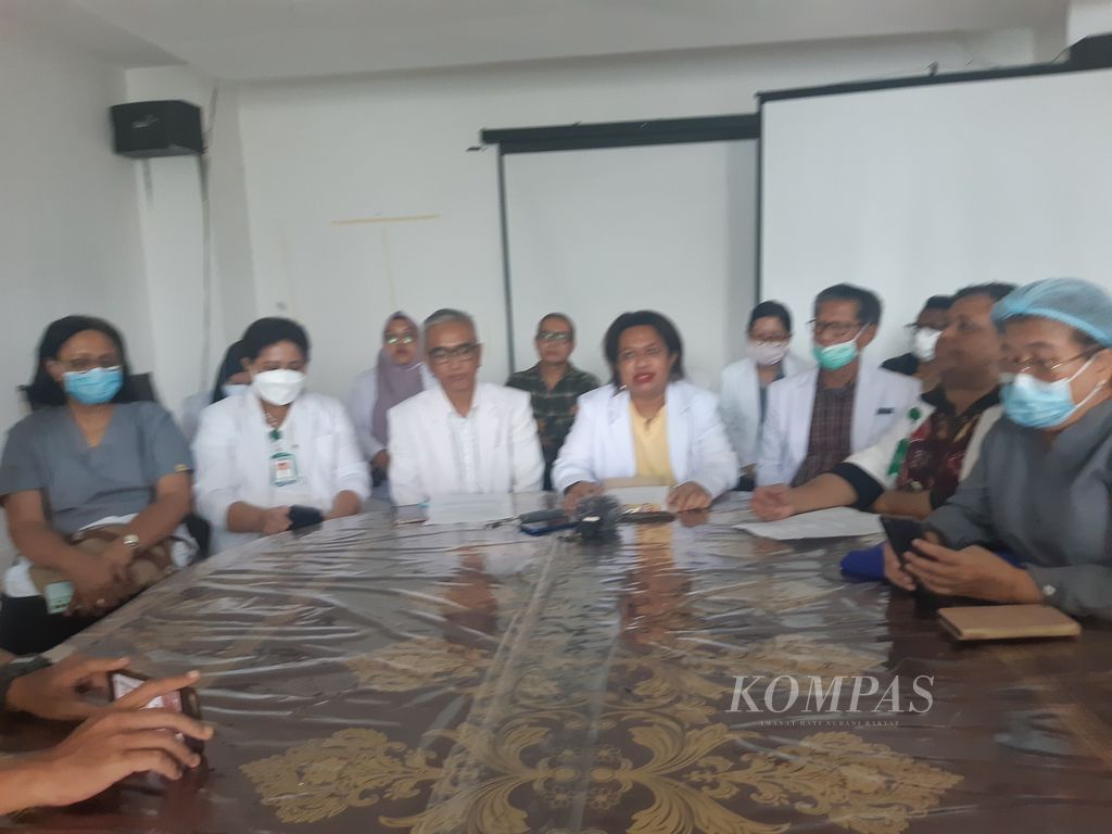 Perwakilan para dokter spesialis dan subspesialis dari tiga rumah sakit memberikan keterangan di Jayapura, Papua, Senin (18/9/2023). Tiga rumah sakit ini adalah RSUD Jayapura, RSUD Abepura, dan Rumah Sakit Jiwa Daerah Abepura.