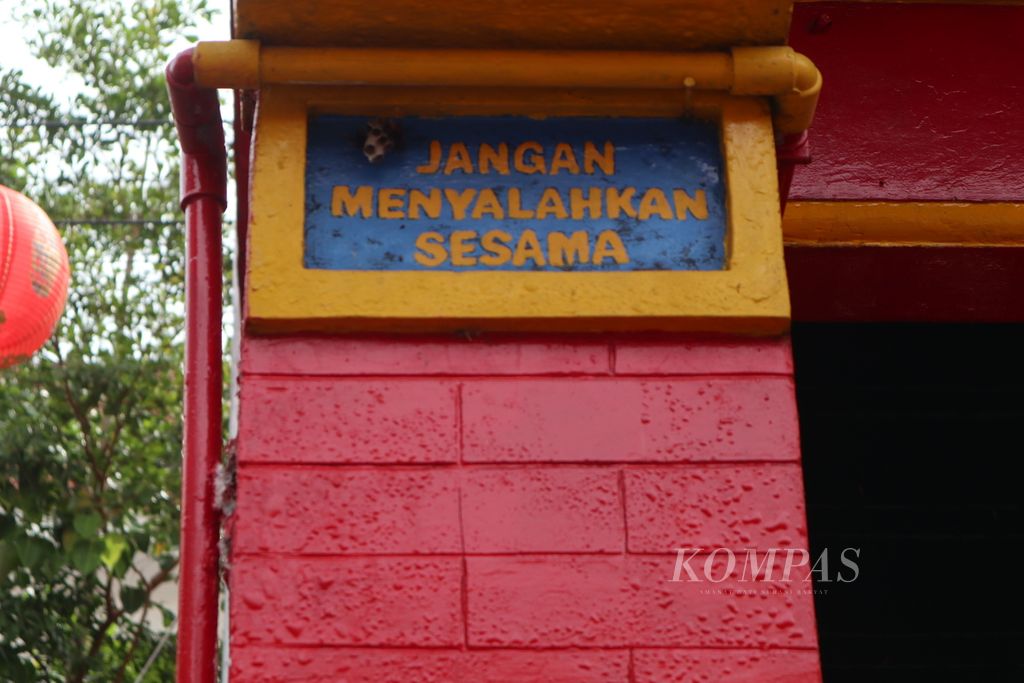 Sebuah ungkapan pengingat terpampang di gerbang Kelenteng Talang di Kota Cirebon, Jawa Barat, Rabu (26/1/2022). Kelenteng yang dibangun abad ke-14 itu menjadi kelenteng tertua di Kota Cirebon.