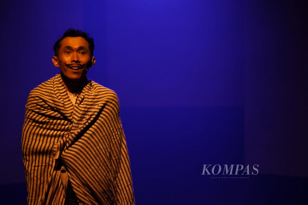 Penampilan Ari Sumitro saat memerankan Tirto Adhi Soerjo dalam pementasan monolog <i>Tirto: Tiga Pengasingan </i>di Galeri Salihara, Jakarta Selatan, Rabu (20/12/2023). 