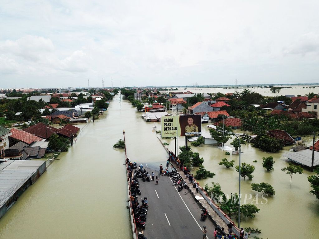 Akses jalur pantura kembali terendam banjir dan tidak dapat dilalui kendaraan di Kecamatan Karanganyar, Kebupaten Demak, Jawa Tengah, Minggu (17/3/2024). 