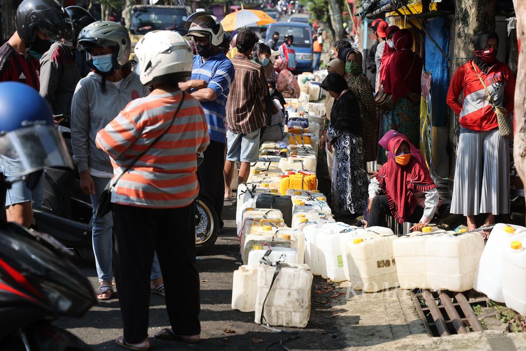 Warga antre membeli minyak goreng curah di salah satu penyalur di ibu kota Kabupaten Temanggung, Jawa Tengah, Kamis (14/4/2022). Pembeli minyak goreng curah seharga Rp 15.500 per kilogram di tempat itu dibatasi maksimal 600 orang per hari. 