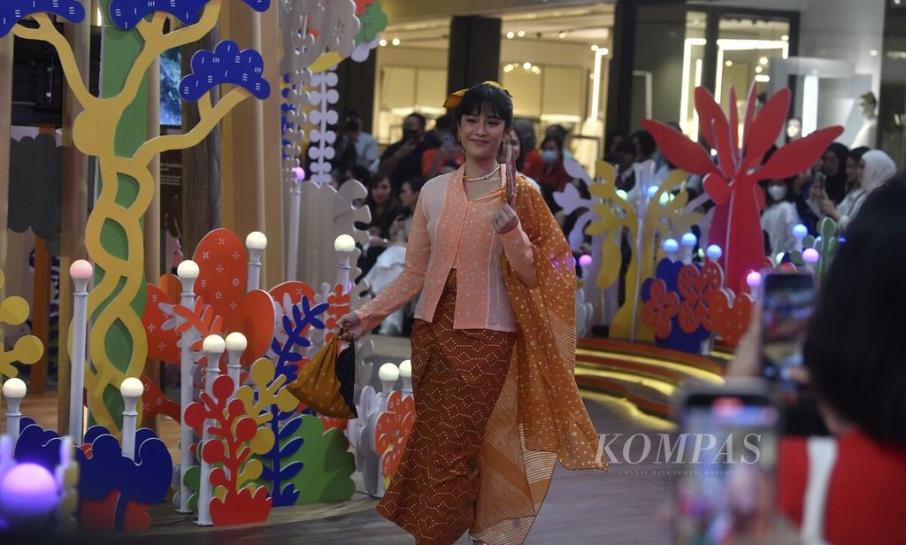 Aktris Dian Sastrowardoyo menjadi salah satu model yang membawakan koleksi Sejauh Mata Memandang dengan tema Kudapan di Grand Indonesia, Jakarta, Selasa (7/3/2023). 