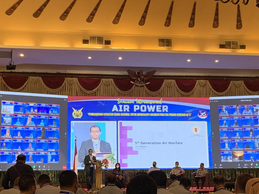 Gubernur Lemhannas Andi Widjajanto dalam seminar bertajuk Pembangunan Kekuatan Udara Nasional untuk Menghadapi Ancaman pada Era Perang Generasi ke-5 di Puri Ardhya Garini, Jakarta, Rabu (30/3/2022).
