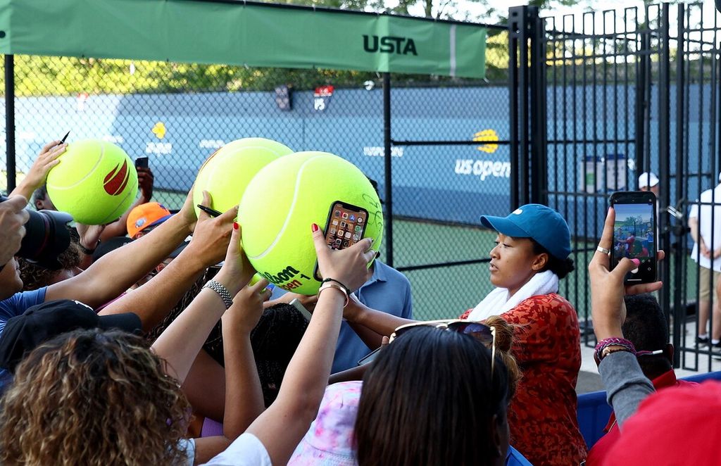 Petenis Jepang, Naomi Osaka, memberi tanda tangan pada para penggemarnya seusai sesi latihan Amerika Serikat Terbuka di pusat Tenis Nasional USTA Billie Jean King, Flushing Meadows, 27 Agustus 2022.