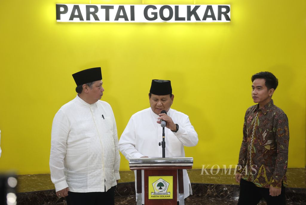 The presidential and vice-presidential candidates with the most votes in the 2024 Presidential Election, Prabowo Subianto and Gibran Rakabuming Raka (on the right), attended a joint iftar and Nuzulul Quran commemoration of the Golkar Party in Jakarta on Friday (29/4/2024).