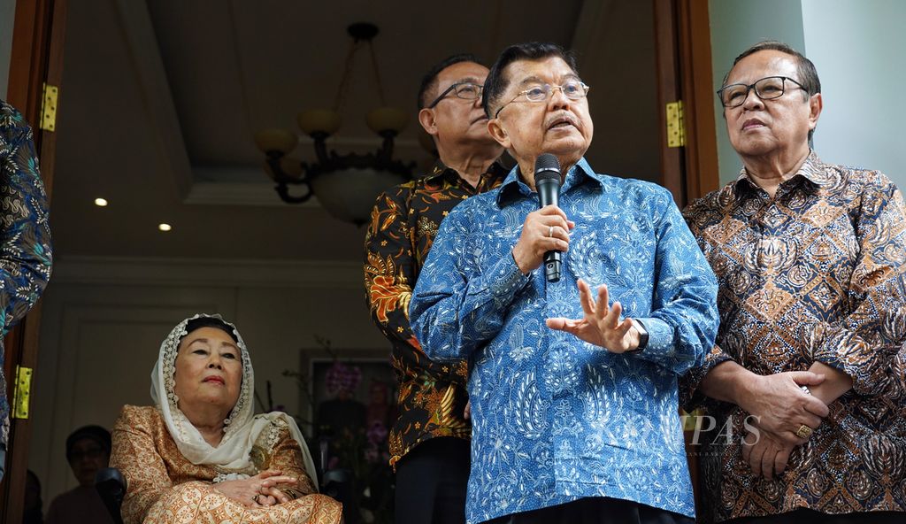 Wakil Presiden ke-10 dan ke-12 yang juga negarawan Jusuf Kalla memberikan keterangan kepada jurnalis seusai bertemu dengan para tokoh Gerakan Nurani Bangsa (GNB) di rumahnya di Jalan Brawijaya Raya, Jakarta, Rabu (7/2/2024).