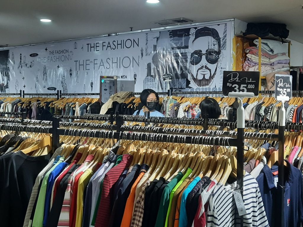 Konsumen sedang memilih dan mencoba pakaian bekas impor di Metro Pasar Baru Lantai 2, Jakarta, Senin (20/3/2023). Pakaian-pakaian ini dijual dengan harga bervariasi, mulai dari Rp 35.000.