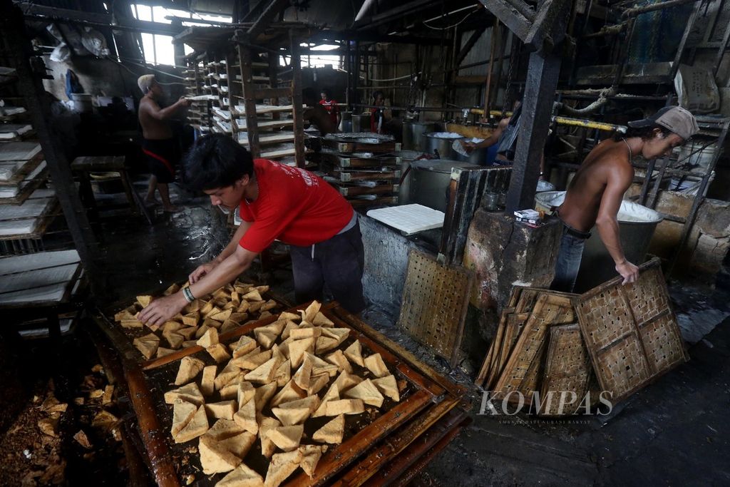 Kesibukan sebuah UMKM pembuatan tahu di kawasan Parung Serab, Tangerang, Banten, Minggu (1/11/2020). 