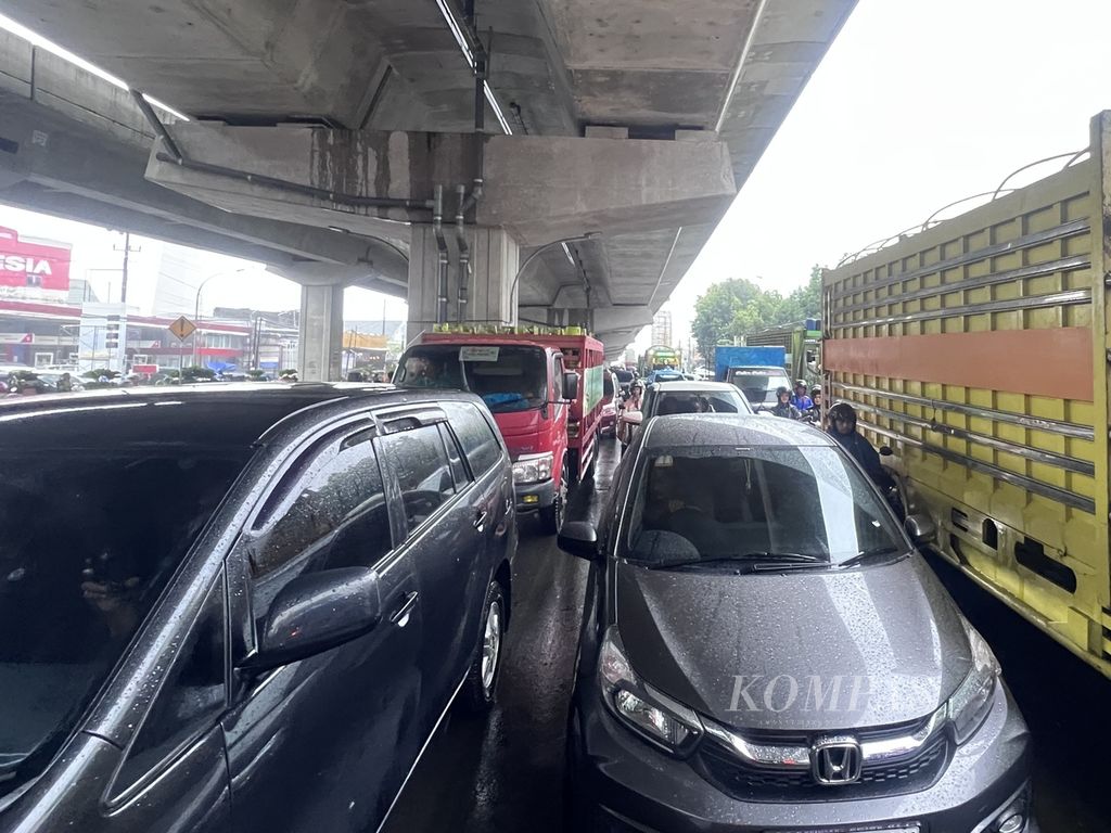 Kemacetan parah terjadi di tengah hujan dan banjir di Jalan Pettarani, Makassar, Sulsel, Senin (13/2/2023). 