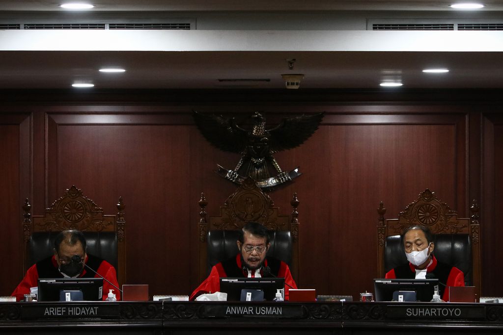 Ketua Mahkamah Konstitusi Anwar Usman (tengah) membacakan putusan di Gedung MK, Jakarta, Rabu (30/11/2022). 