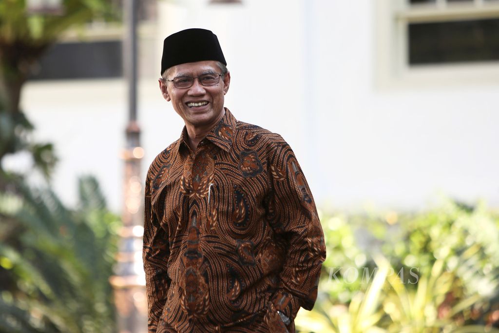 Ketua Umum Pimpinan Pusat Muhammadiyah Haedar Nashir seusai bertemu Presiden Joko Widodo di Kompleks Kantor Kepresidenan, Jakarta, Senin (2/3/2020). 
