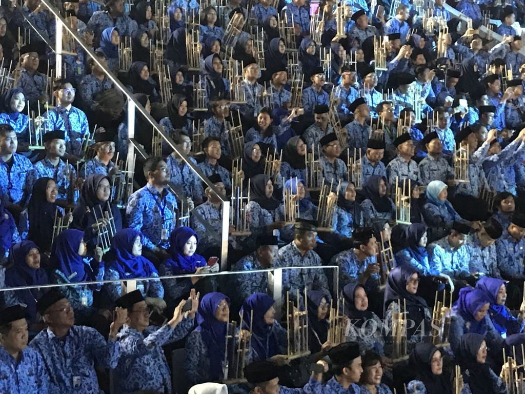 Para aparatur sipil negara memperingati Hari Jadi Ke-47 Korpri di Istora Senayan, Jakarta, Kamis (29/11/2018). Mereka memainkan lagu ”Rayuan Pulau Kelapa” dengan angklung bersama-sama.