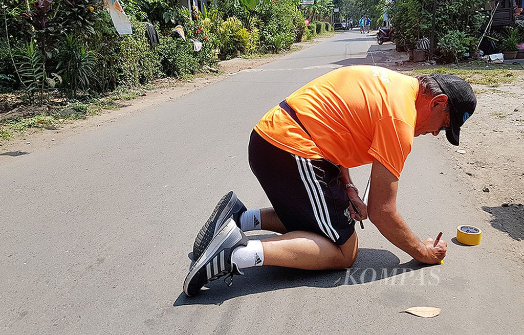 Dave Cundy, Vice President  Association of International Marathons and Distance Races (AIMS), Minggu-Senin (23-24 Juli 2017), mengukur rute  lomba lari Bank Jateng Borobudur Marathon yang akan digelar pada 19 November mendatang.