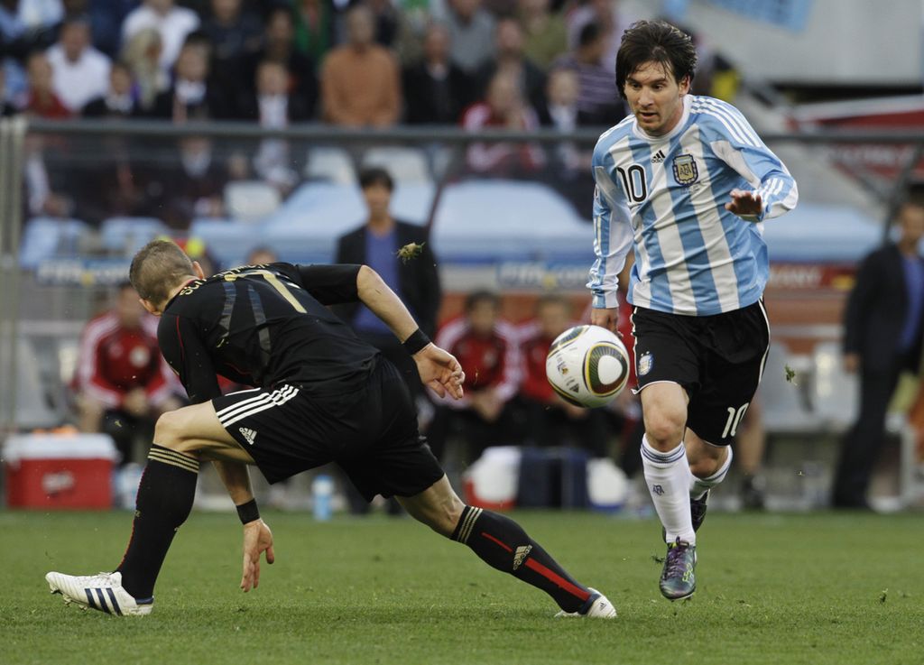 Arsip foto 3 Juli 2010 ini memperlihatkan Lionel Messi (kanan), saat itu berusia 23 tahun, mengecoh gelandang Jerman, Bastian Schweinsteiger, pada laga perempat final piala Dunia 2010 di Stadion Green Point, Cape Town, Afrika Selatan. Piala Dunia Qatar 2022 akan menjadi Piala Dunia kelima Messi.