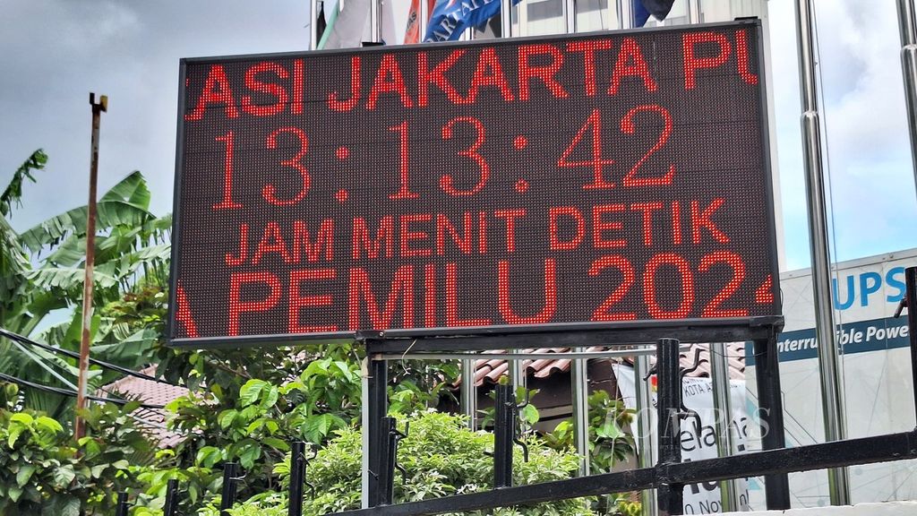 Papan pemberitahuan waktu Pemilu 2024 di KPU Jakarta Pusat, Selasa (13/2/2024).