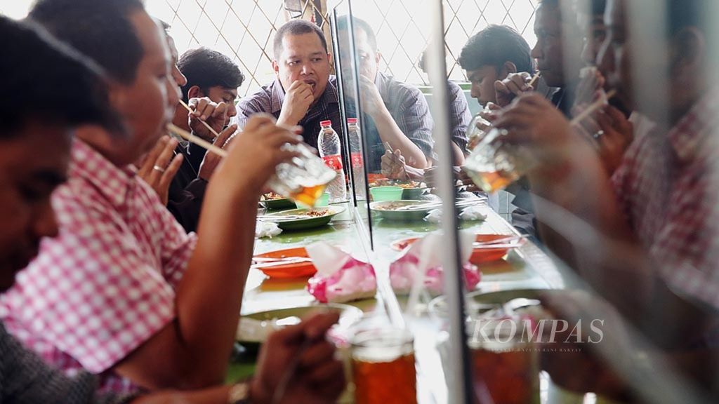 Ilustrasi Warteg Warmo di kawasan Tebet, Jakarta Selatan, sejak tahun 1970-an sudah dikenal sebagai warteg dengan menu yang komplet. Warteg Warmo kian populer setelah menjadi tempat makan berbagai kalangan, termasuk selebritas. Hingga kini, Warteg Warmo masih mempertahankan kesederhanaan warungnya.