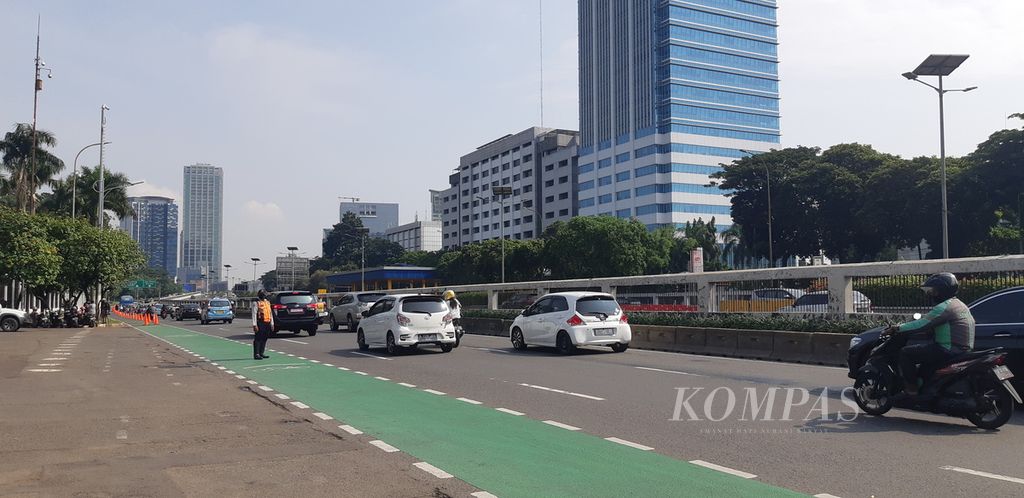 Situasi lalu lintas di Jalan Gatot Subroto, Jakarta Pusat, pukul 09.10, Senin (11/4/2022). Jalan di kawasan sekitar Kompleks DPR/MPR akan dipakai sebagai lokasi unjuk rasa ribuan mahasiswa di bawah aliansi Badan Eksekutif Mahasiswa Seluruh Indonesia.