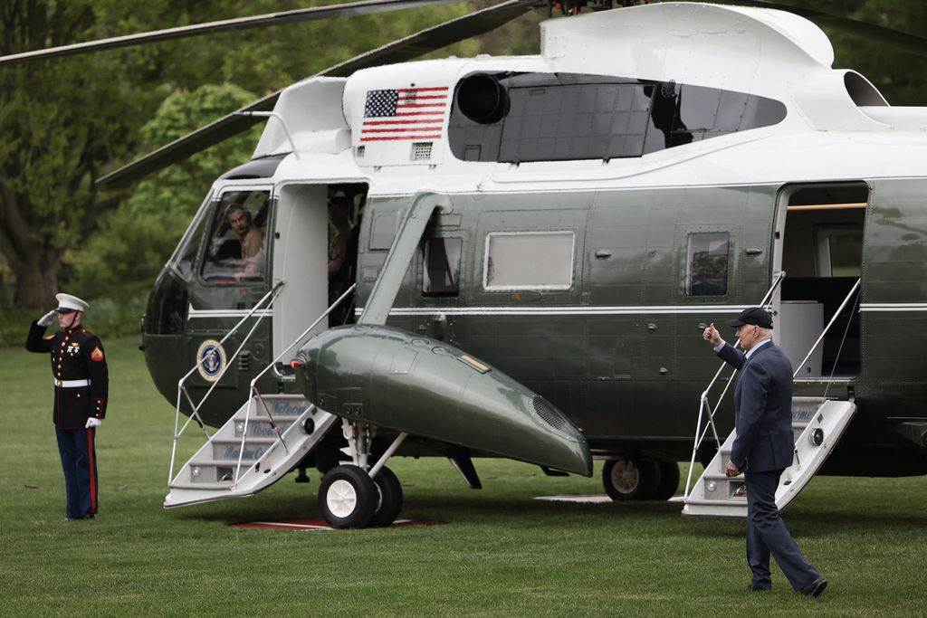Presiden AS Joe Biden (kanan) meninggalkan Gedung Putih dan bersiap naik helikopter Marine One di Washington DC, 19 April 2024. 