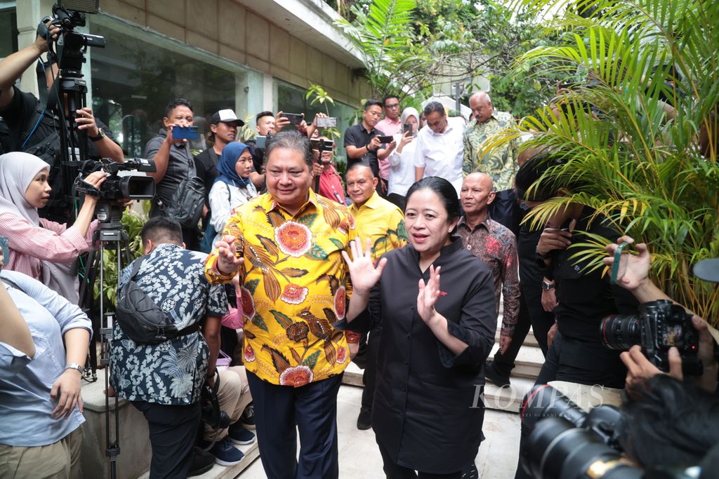 Ketua DPP PDI Perjuangan Puan Maharani (kanan) meninggalkan kediaman Ketua Umum Partai Golkar Airlangga Hartarto usai pertemuan di Jakarta, Kamis (27/7/2023). 