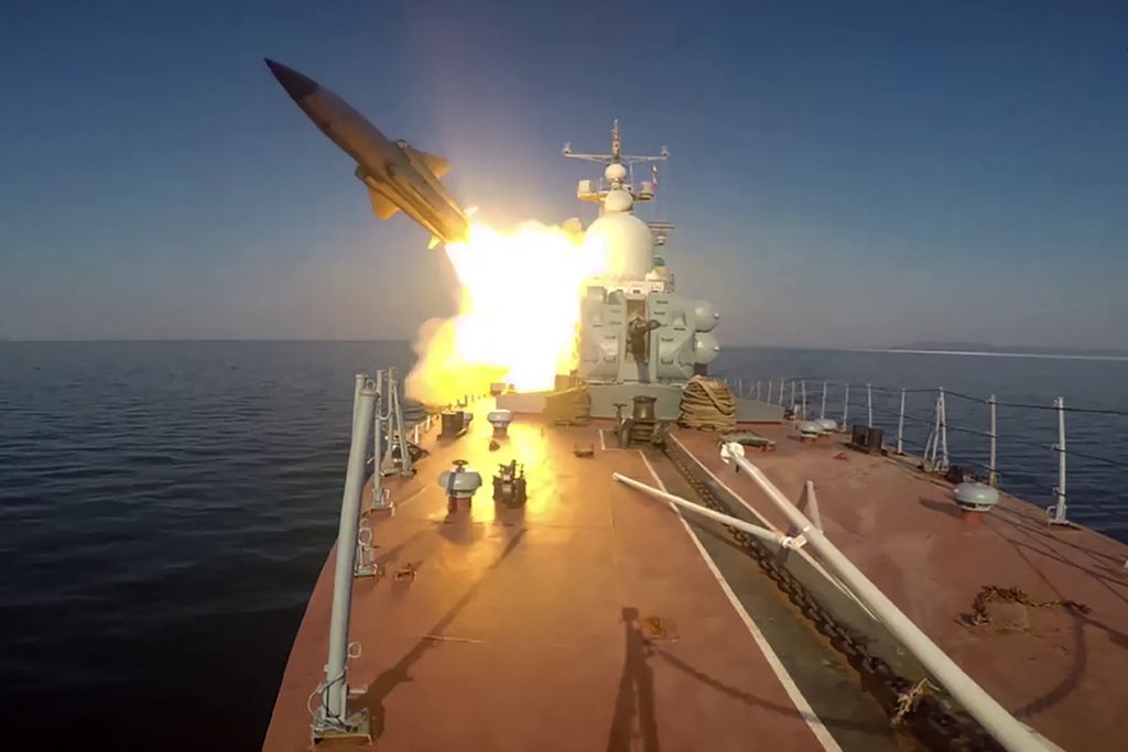 Foto yang diambil dari rekaman yang dirilis Kementerian Pertahanan Rusia pada Selasa (28/3/2023) memperlihatkan kapal perang Rusia menembakkan rudal jelajah antikapal Moskit ke arah tiruan kapal yang berada di Laut Jepang.  