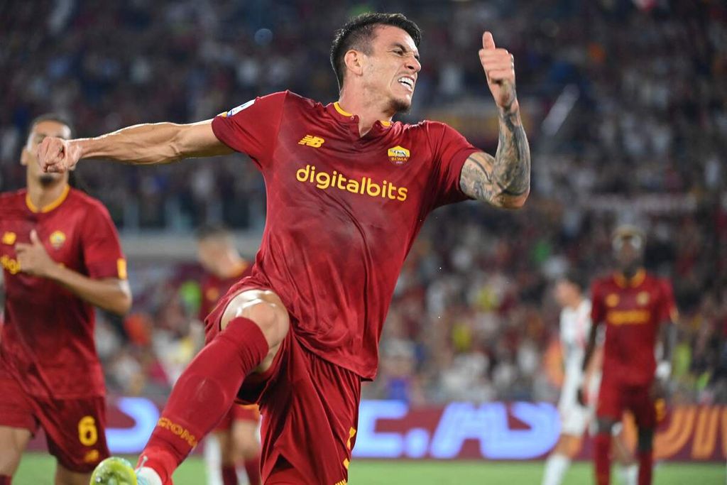Bek AS Roma, Roger Ibanez, melompat merayakan gol yang dicetaknya ke gawang Monza pada laga Liga Italia di Stadion Olimpico, Roma, Italia, Rabu (31/8/2022) dini hari WIB.