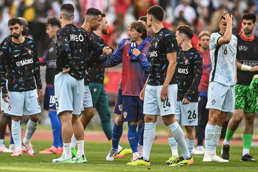 Penyerang Portugal, Cristiano Ronaldo (tangah), menyalami gelandang Kroasia, Luka Modric, seusai laga uji coba di Oeiras, Portugal, Sabtu (8/6/2024). 