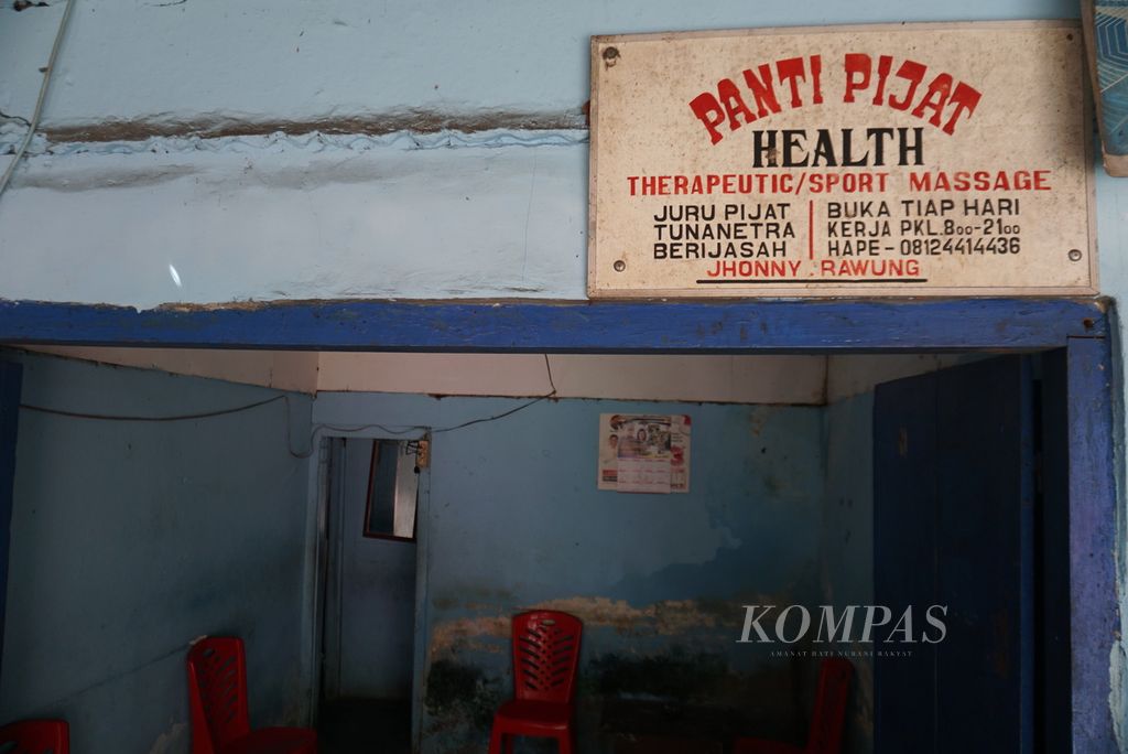 Suasana Klinik Pijat Health milik Djonny Rawung di Kelurahan Teling Bawah, Manado, Sulawesi Utara, Selasa (26/4/2022).
