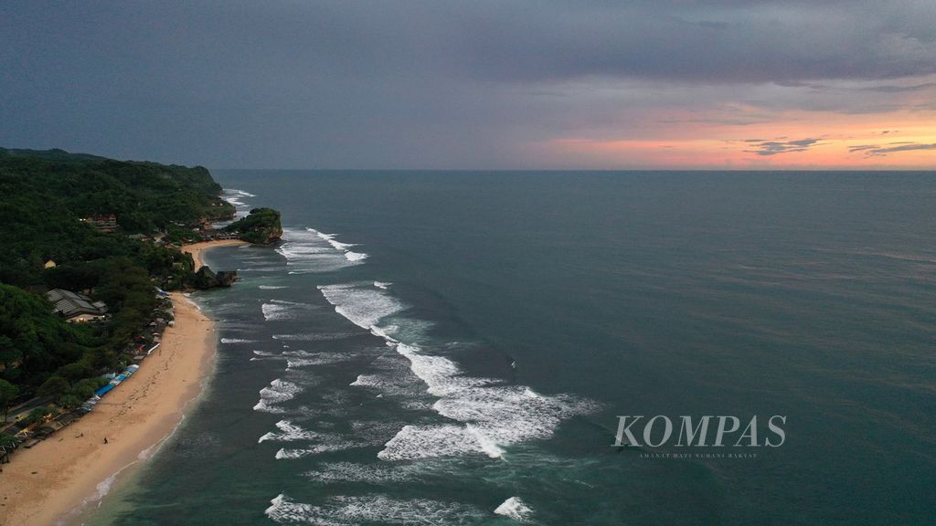 Foto udara deburan ombak Pantai Pulang Sawal atau yang lebih dikenal dengan nama Pantai Indrayanti di Kecamatan Tepus, Kabupaten Gunung Kidul, Yogyakarta, Jumat (16/12/2022).