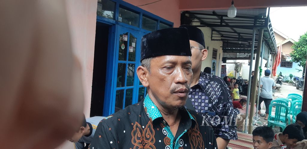 Kepala SMPN 1 Plumbon Asup Suparlan saat diwawancarai di Cirebon, Jawa Barat, Sabtu (4/11/2023).