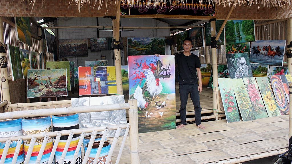  Iman Budiman (30), pelukis sekaligus pemilik Sanggar Lukis Giriharjo di Desa Jelekong, Kecamatan Baleendah, Kabupaten Bandung, Jawa Barat. 