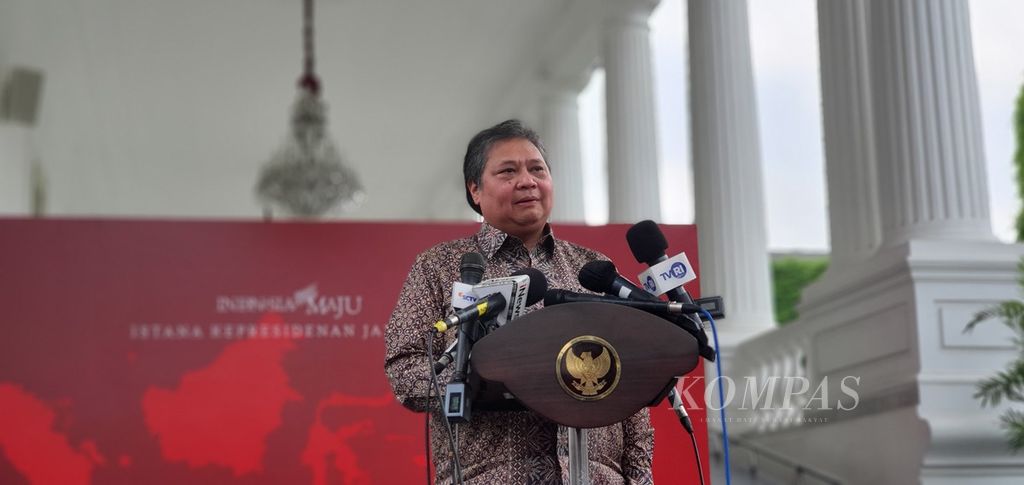 Menteri Koordinator Perekonomian Airlangga Hartarto memberikan keterangan seusai mengikuti rapat tertutup terkait kakao yang dipimpin Presiden Joko Widodo di Istana Merdeka, Jakarta, Rabu (10/7/2024).