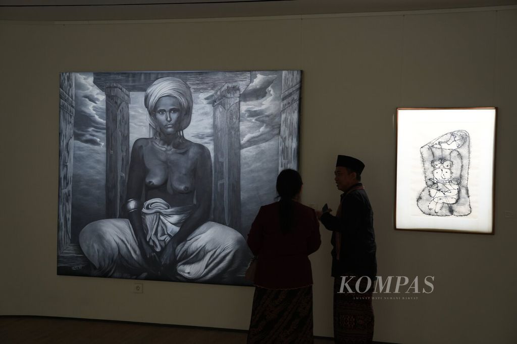 Visitors observe the painting "Postcard" by Zaenal Arifin in the Per-EMPU-An Painting Exhibition: Fighters of a Life Full of Compassion: Bentara Budaya Collection which is part of Kartini Negeri: Indonesian Women Proud to Wear Cloth at Bentara Budaya Art Gallery, 8th Floor of Kompas Tower </i>, Wednesday (24/4/2024).