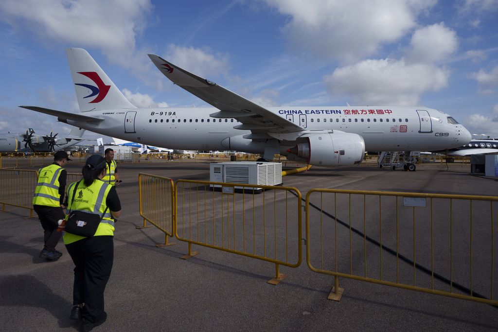 Pesawat Comac C919 buatan China dipamerkan pada hari pertama Singapore Airshow di Singapura, 20 Februari 2024.  