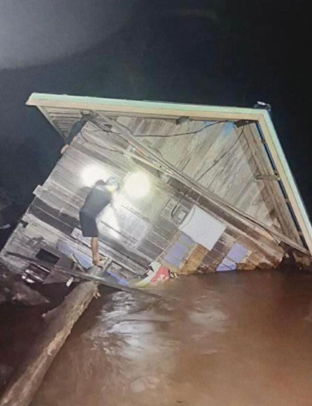 Banjir menghanyutkan sebuah rumah di Desa Juking Panjang, Kabupaten Murung Raya, dan menutup akses masuk ke Kabupaten Murung Raya, Kalimantan Tengah, Senin (21/10/2024). Banjir kali ini disebut yang paling parah. 