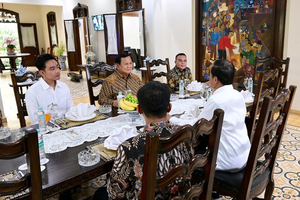 Presiden Joko Widodo menerima presiden terpilih Prabowo Subianto, wakil presiden terpilih Gibran Rakabuming Raka, serta dua Ketua DPP Gerindra Sufmi Dasco Ahmad dan Prasetyo Hadi di kediamannya di Surakarta, Minggu (13/10/2024).