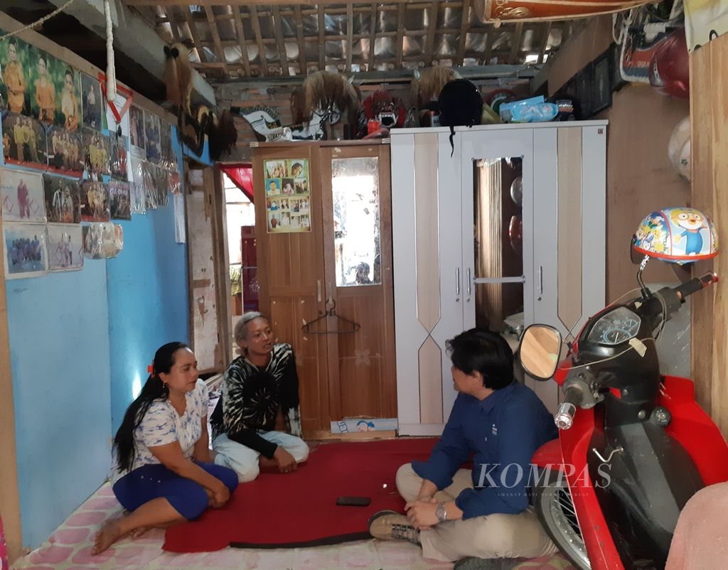 Penerima bantuan pembangunan jamban, Supriyanto dan istrinya, Yuli, berdialog dengan Ketua Yayasan Dana Kemanusiaan Kompas Gesit Ariyanto, Kamis (31/8/2023), di rumah kontrakannya di Kelurahan Rejowinangun Utara, Kecamatan Magelang Tengah, Kota Magelang, Jawa Tengah. Yayasan Dana Kemanusiaan Kompas menandatangani nota kesepahaman (MoU) dengan komunitas Cegah Stunting Emak-emak Magelang Sehat (CETING EMAS) untuk program jangka pendek intervensi gizi pencegahan tengkes dan proyek jangka panjang penanganan stunting melalui pembangunan sarana sanitasi.