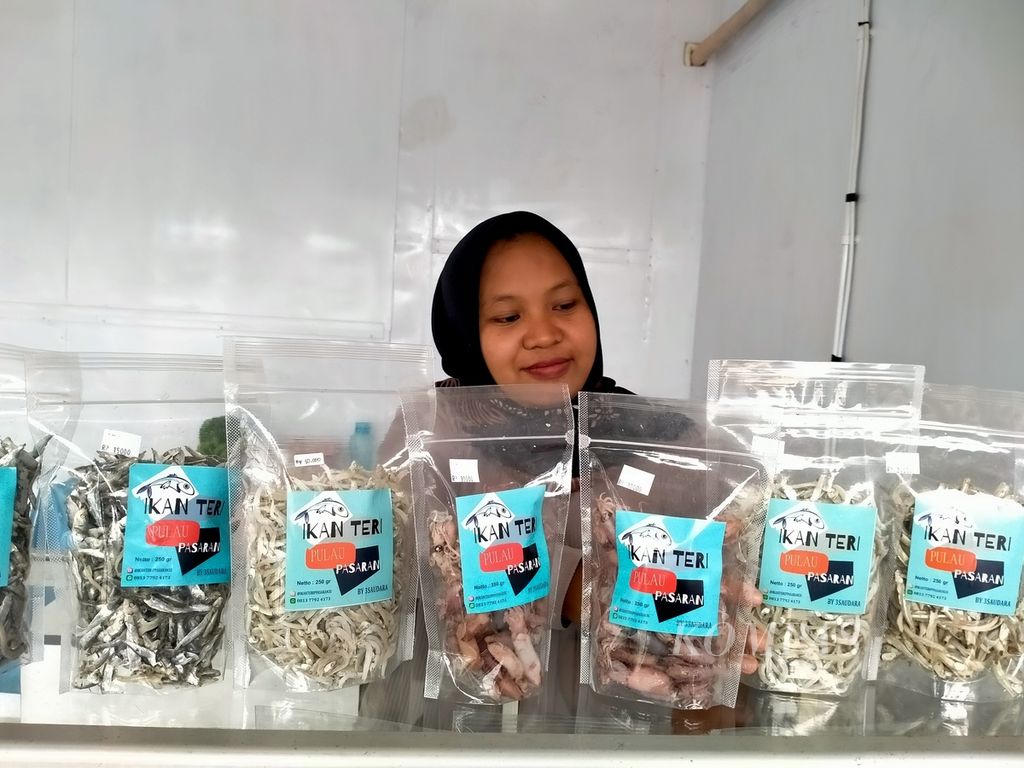 Berbagai produk olahan berbahan dasar ikan teri dipajang di sentra kuliner di Pulau Pasaran, Kota Bandar Lampung, Lampung, Rabu (7/2/2024). 