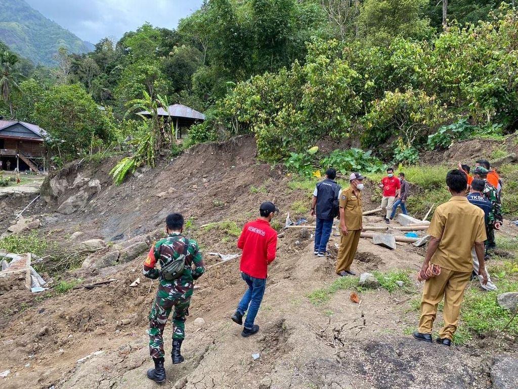 Bencana tanah bergerak yang terjadi di dua desa dan dua kecamatan di Tana Toraja memaksa warga mengungsi. Hingga Jumat (25/2/2022), lebih dari 600 warga mengungsi.