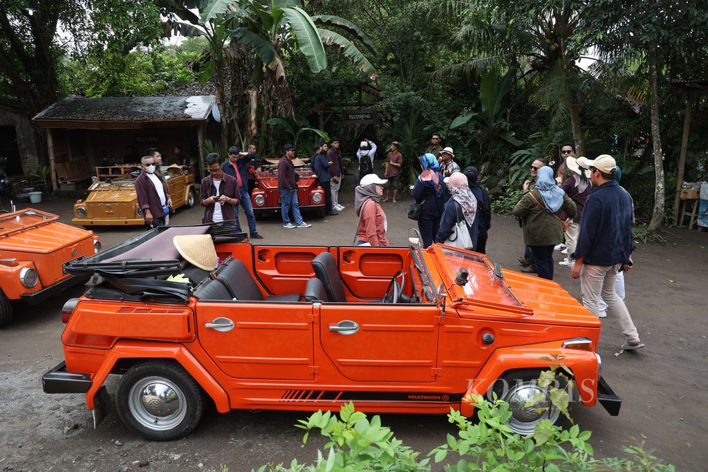 Wisatawan asal Jawa Barat mendatangi tempat wisata edukasi tentang gula jawa di Gubuk Kopi, Desa Karangrejo, Borobudur, Magelang, Jawa Tengah, Rabu (19/10/2022).