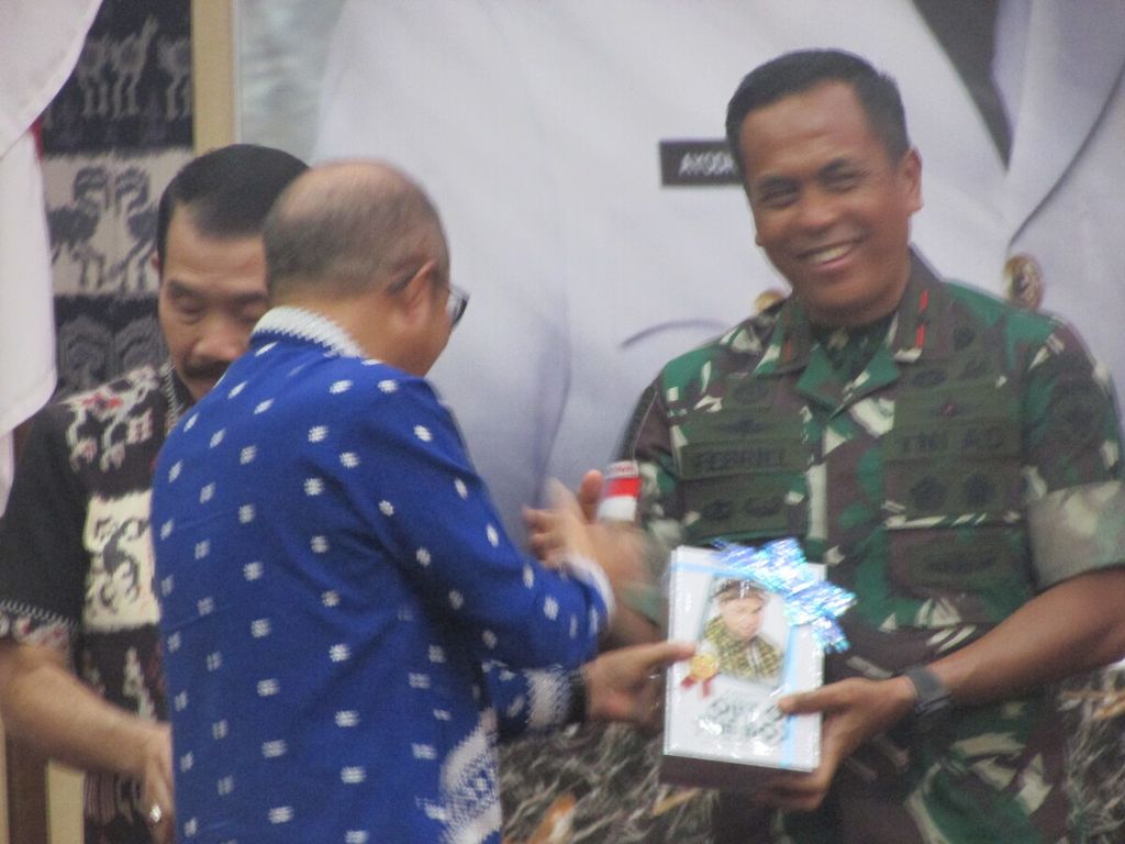 Danrem 161/Wirasakti Kupang Brigjen TNI Febriel Buyung Sikumbang menerima buku Pembangunan NTT" Masa Kepemimpinan Viktor-Josh pada acara pisah sambut di Kupang, Jumat (8/9/2023).