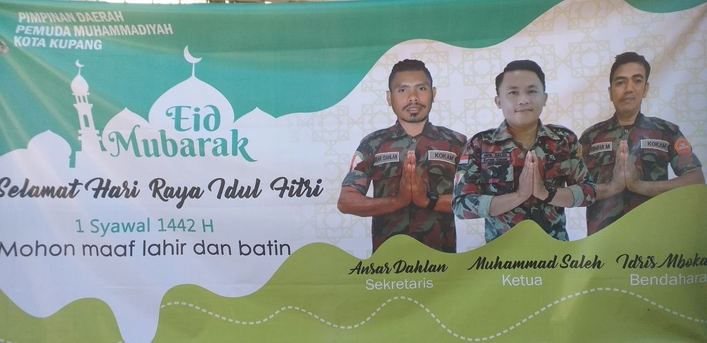A billboard depicting the Kupang Muhammadiyah Youth Regional Leaders wishing "Happy Eid 1442 H" to all the people of East Nusa Tenggara, in Kupang, Thursday (13/5/2021).